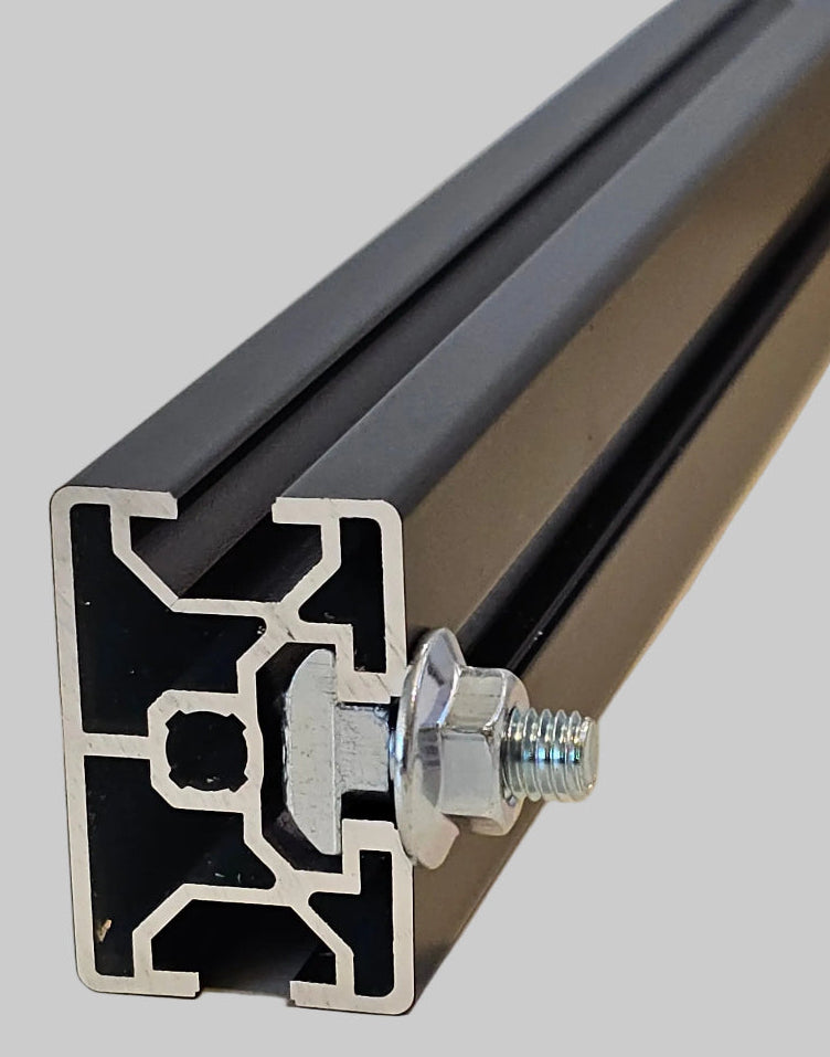 Hammerkopfschraube mit Bundmutter an Aluminiumprofil