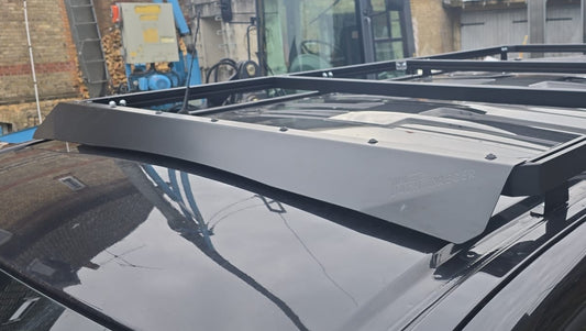 Aerodynamischer Windabweiser für Dachträger aus robustem Aluminium in der Vorderansicht