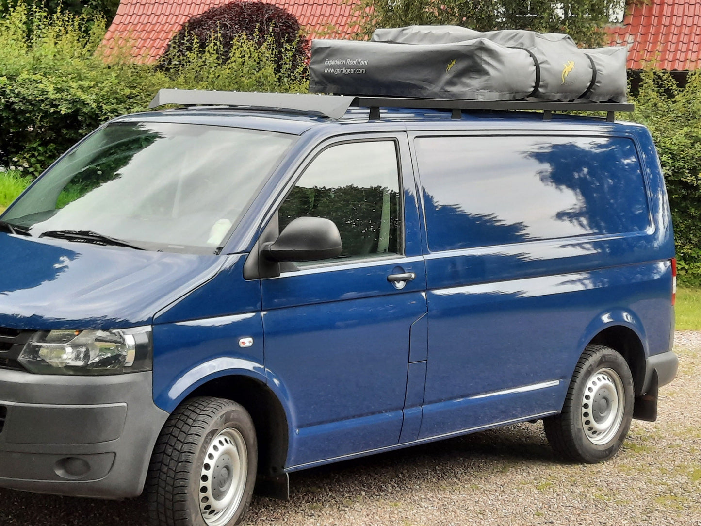 MyDachtraeger Dachträger blauer VW Bulli T5 mit Spoiler und Dachzelt schwarz linke Seite