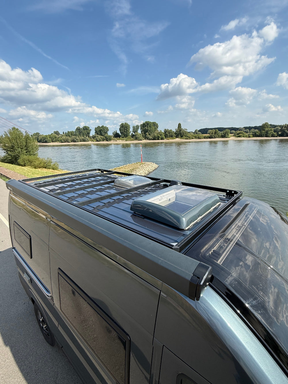 MyDachtraeger Dachträger für Ducato Jumper Boxer mit vorhandener Thule Omnistor Markise. Verstellbar individuell um Dachfenster und Lüftung, günstig und robust.