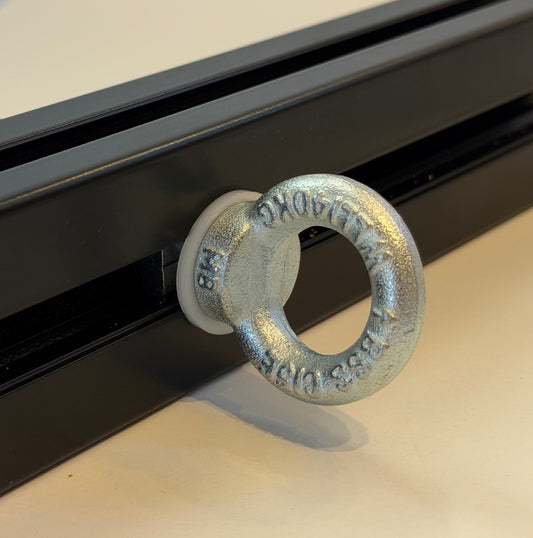 Ringöse am Dachträger seitlich