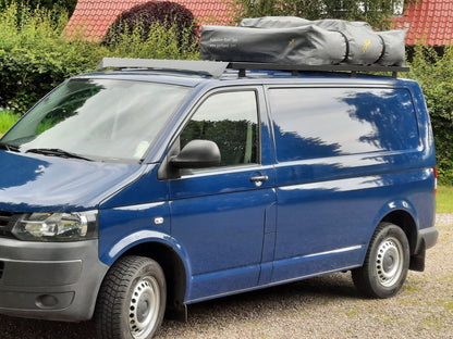 MyDachtraeger Dachträger blauer VW Bulli T5 mit Spoiler und Dachzelt schwarz linke Seite 