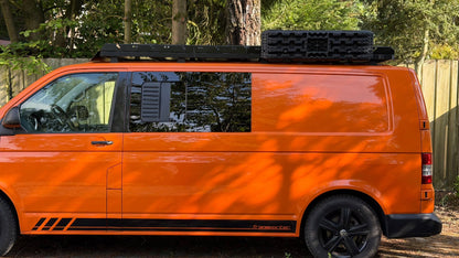 MyDachtraeger_Dachtr_ger_auf_VW_Volkswagen_Bus_Transporter_T5_T6_Caravelle mit Reling und Sandbretter linke Seite