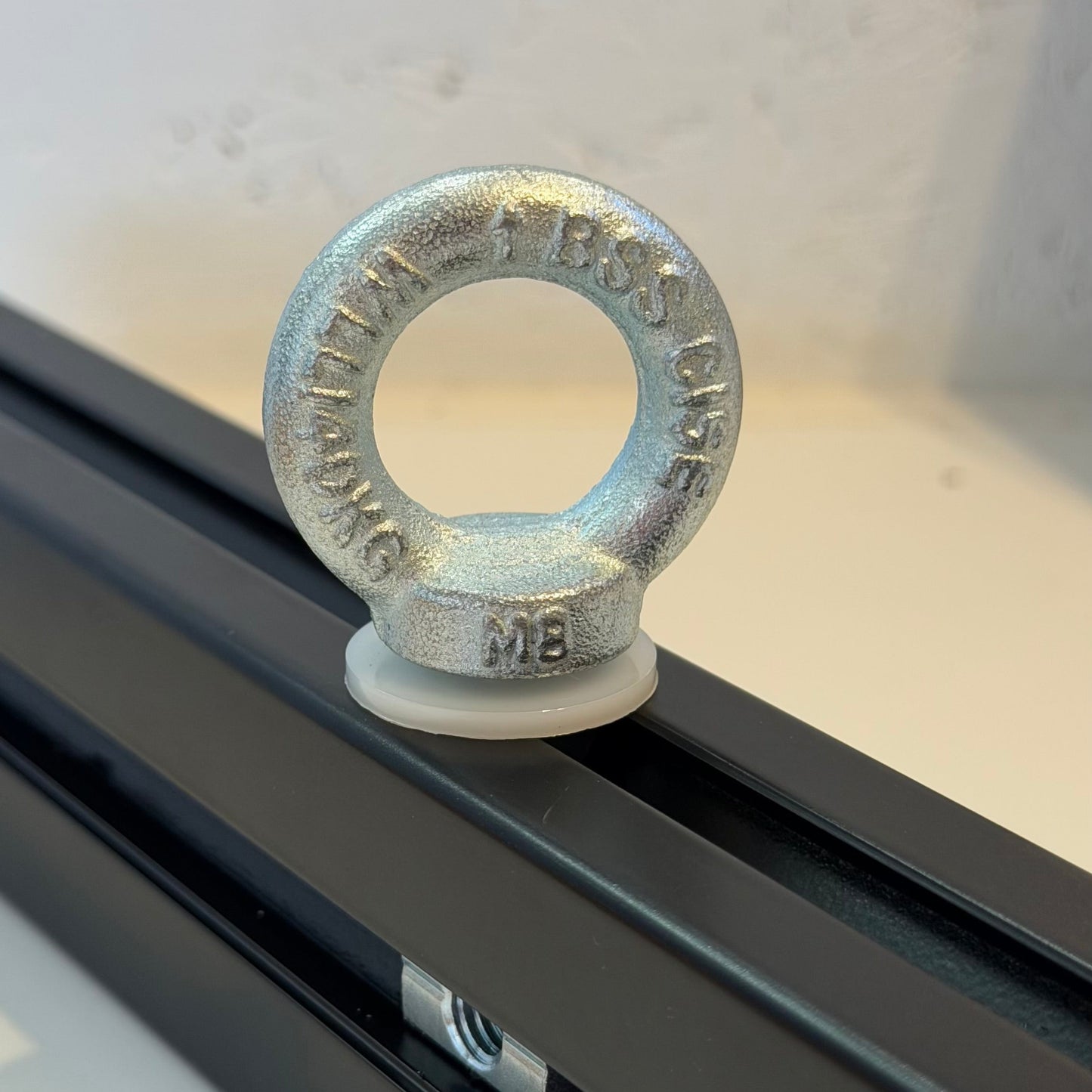 Ringöse am Dachträger oben