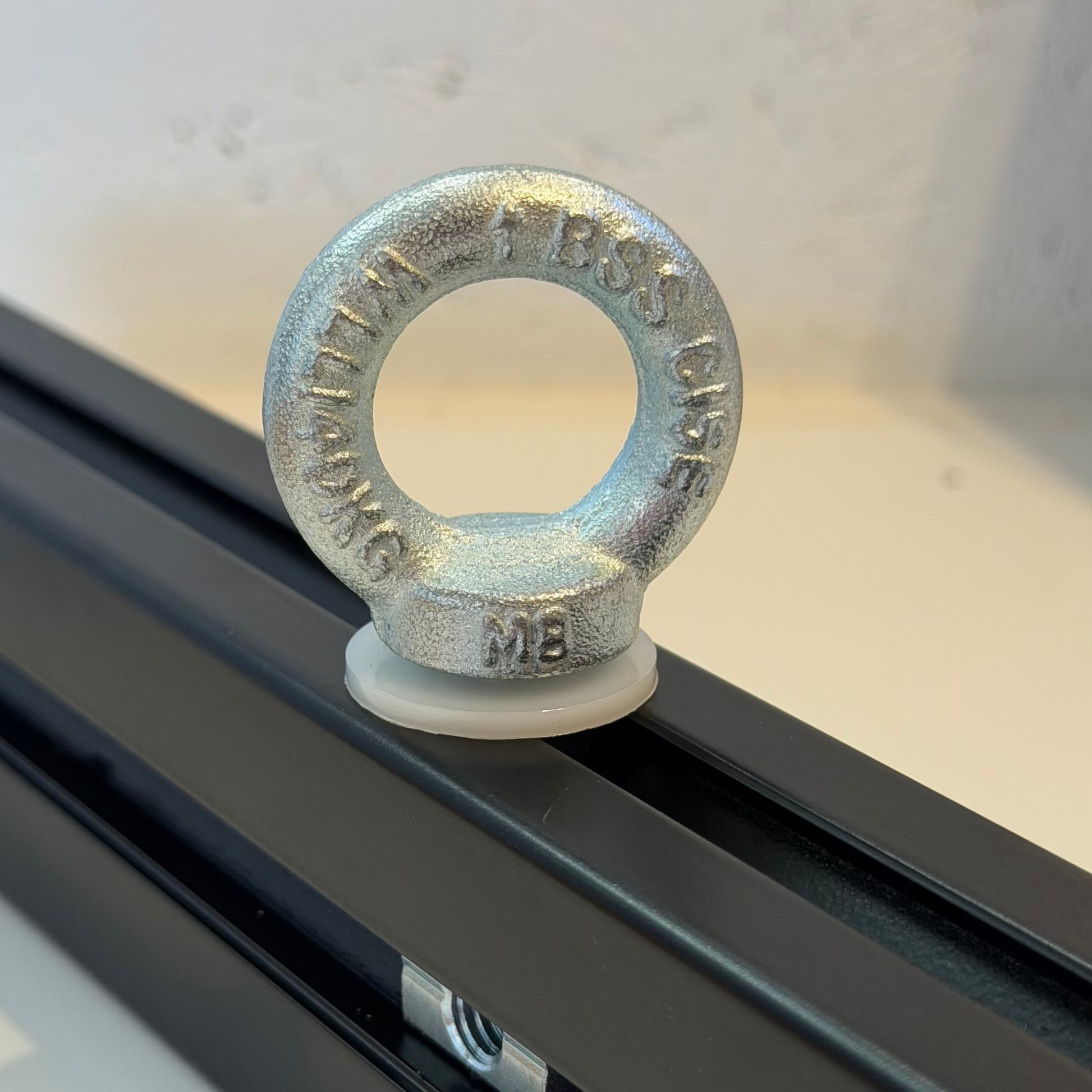 Ringöse am Dachträger oben